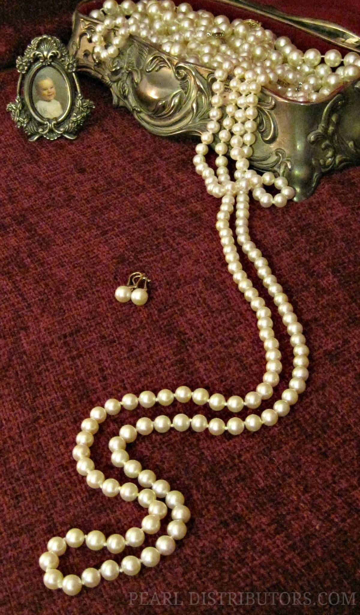 old jewelry painting